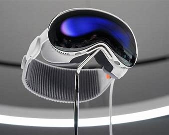 📌 Apple Vision Pro Headset Officially Available in Stores